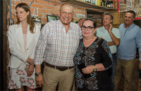 Administrador Guilherme De Carli entrega placa para Rosângela de Fátima Barcarollo 