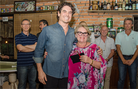 Dr. Caetano De Carli entrega placa para Rosimar Cristina Barcarollo Corrêa